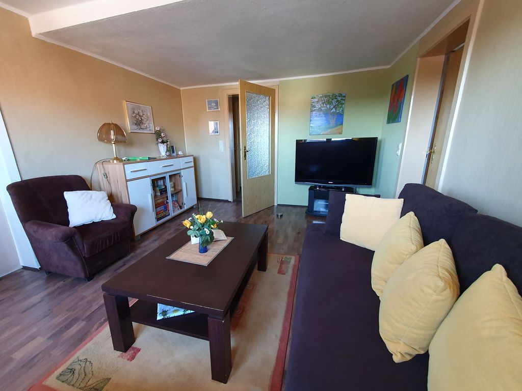 Wohnzimmer mit Couch und TV