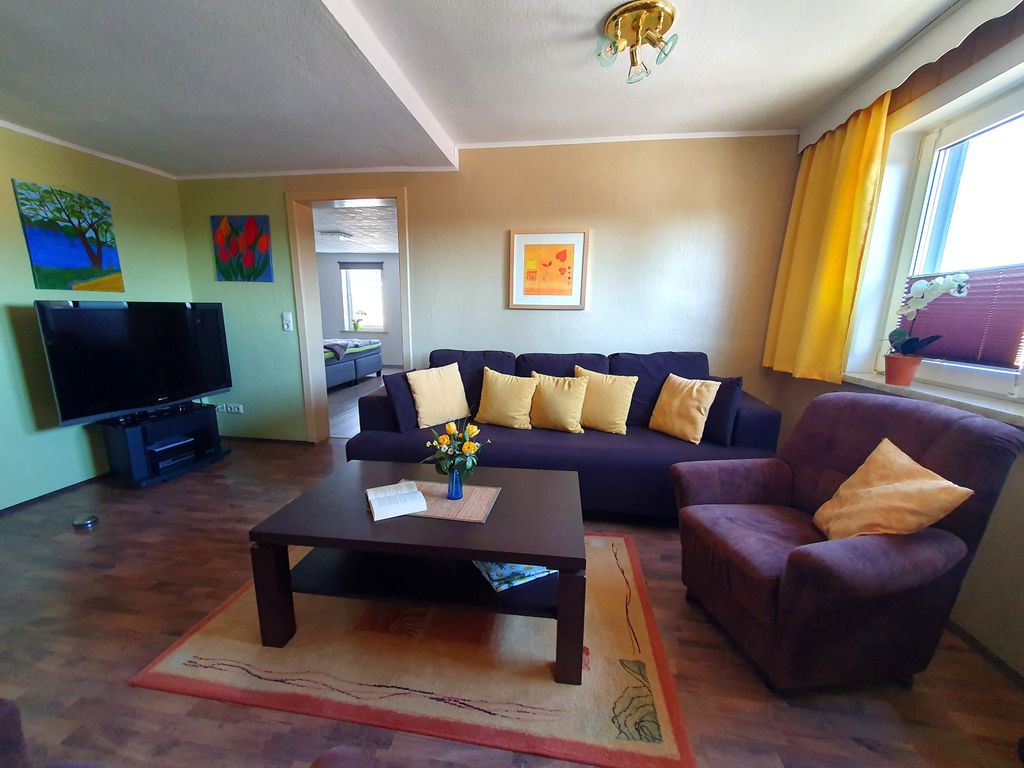 Wohnzimmer mit Couch und TV