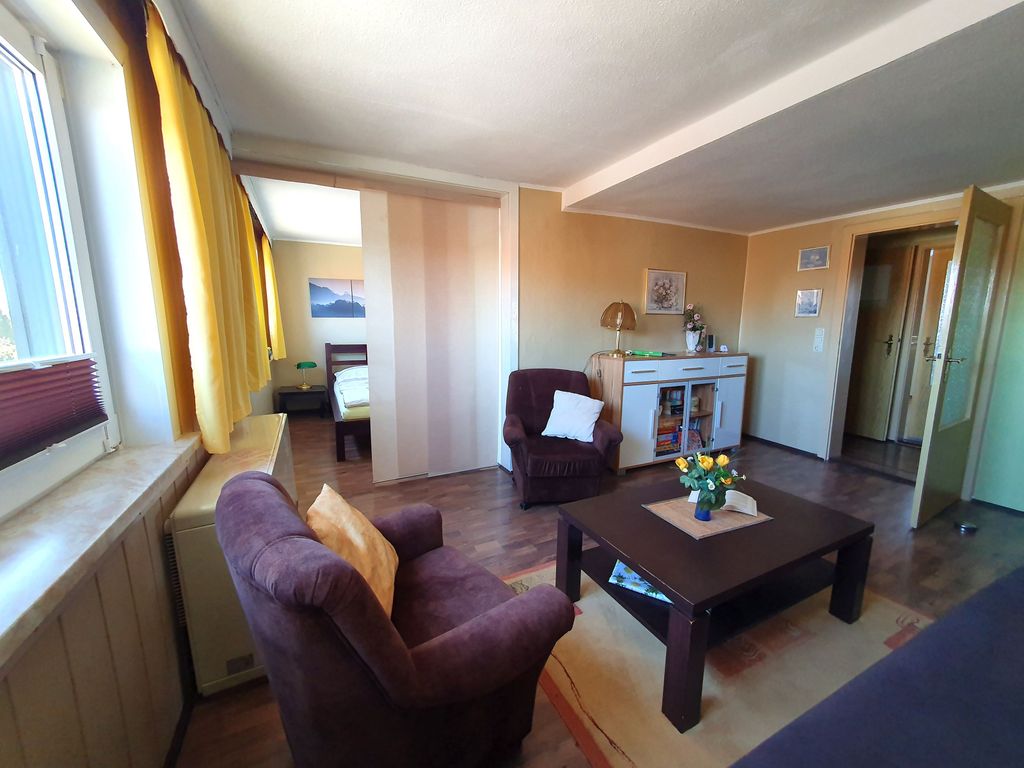 Wohnzimmer mit Couch und TV