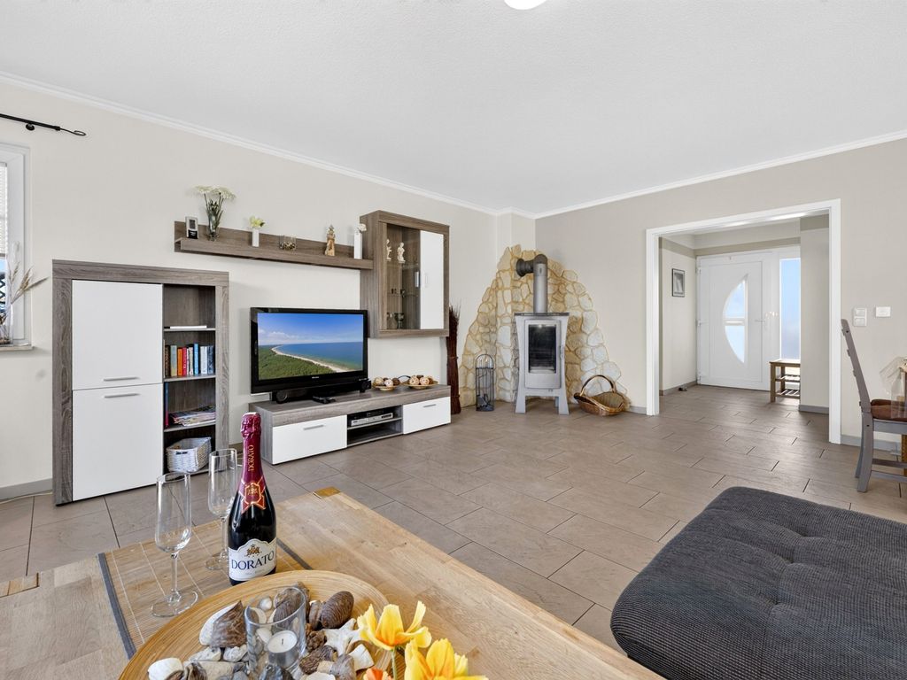 Wohnbereich mit TV und Kamin