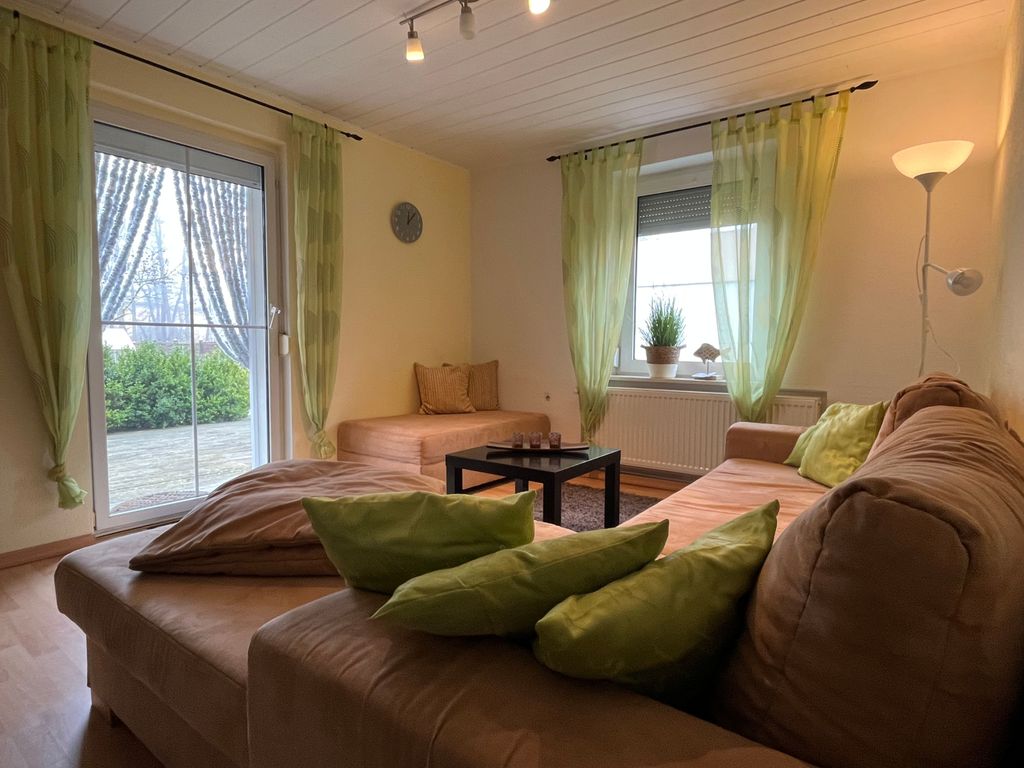 Wohnzimmer mit Schlafcouch (1.40x2m) und Zugang zur Gartenterrasse