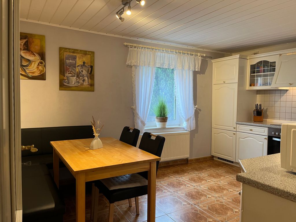 Große helle Küche mit Eßtisch