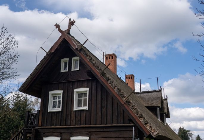 Reetgedecktes Bohlenhaus
