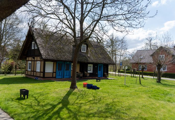 Reetgedecktes Bohlenhaus
