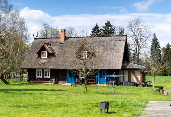 Reetgedecktes Bohlenhaus