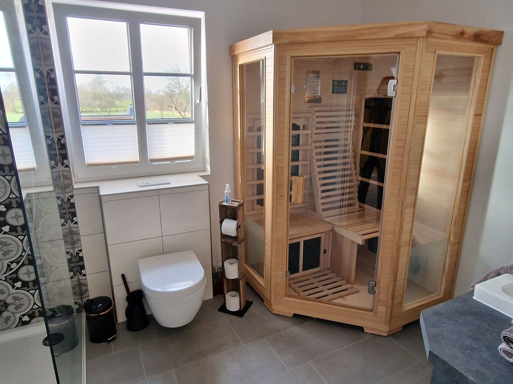 Duschbad mit ebenerdiger Dusche und Infrarotkabine