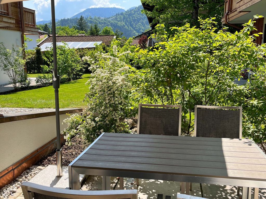 Terrasse mit Ausblick auf das Schloss Ringberg und den umliegenden Bergen