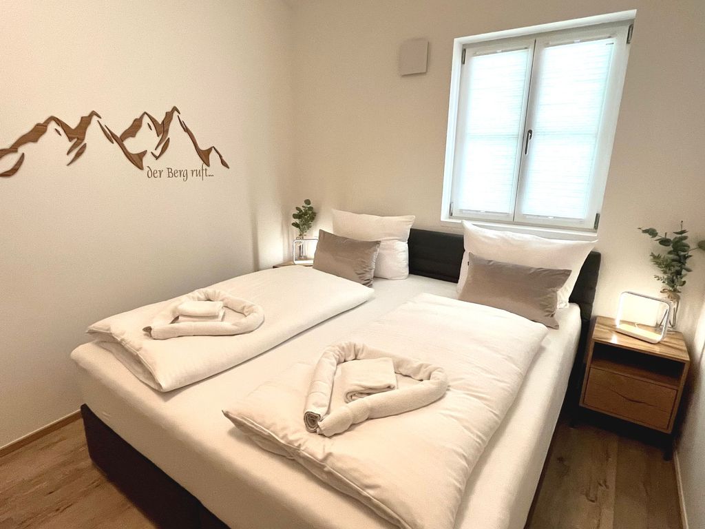 Schlafzimmer mit TV und großem Schrank