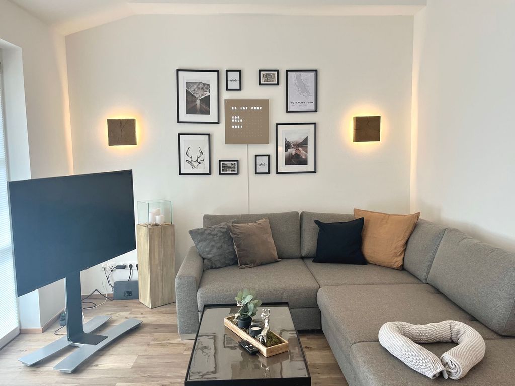 gemütliches Wohnzimmer mit TV