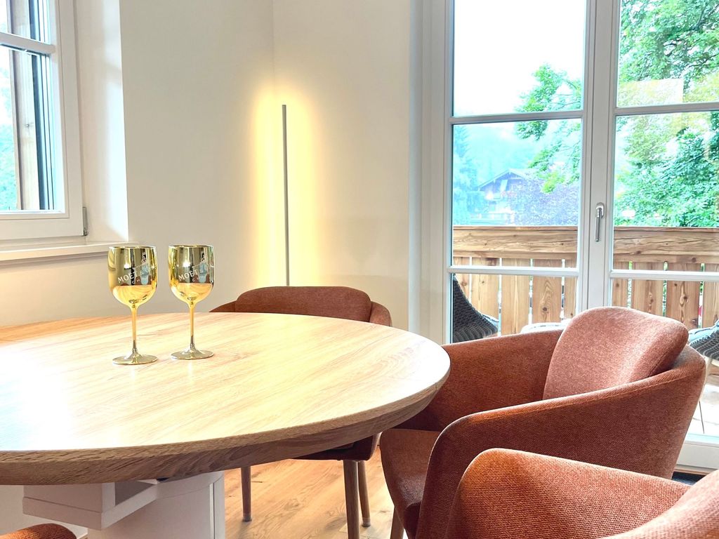 Esstisch mit Zugang zum Balkon