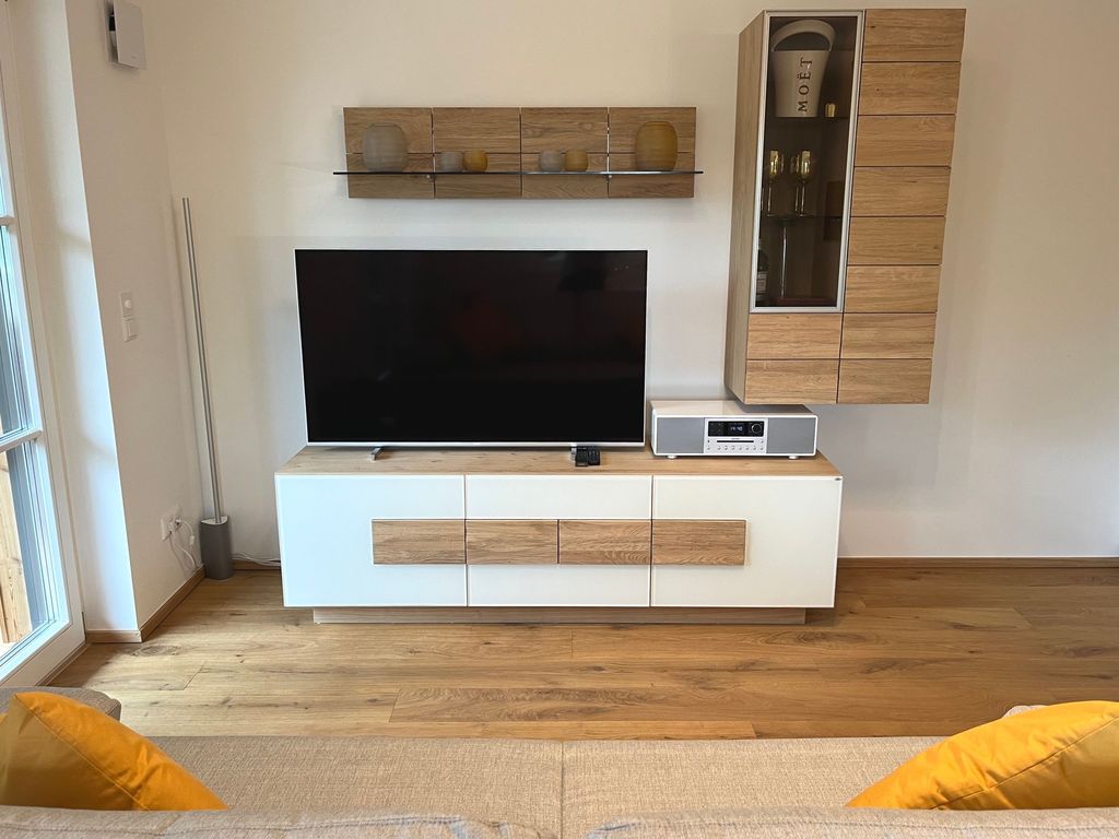 Wohnzimmer mit TV und Musiksystem