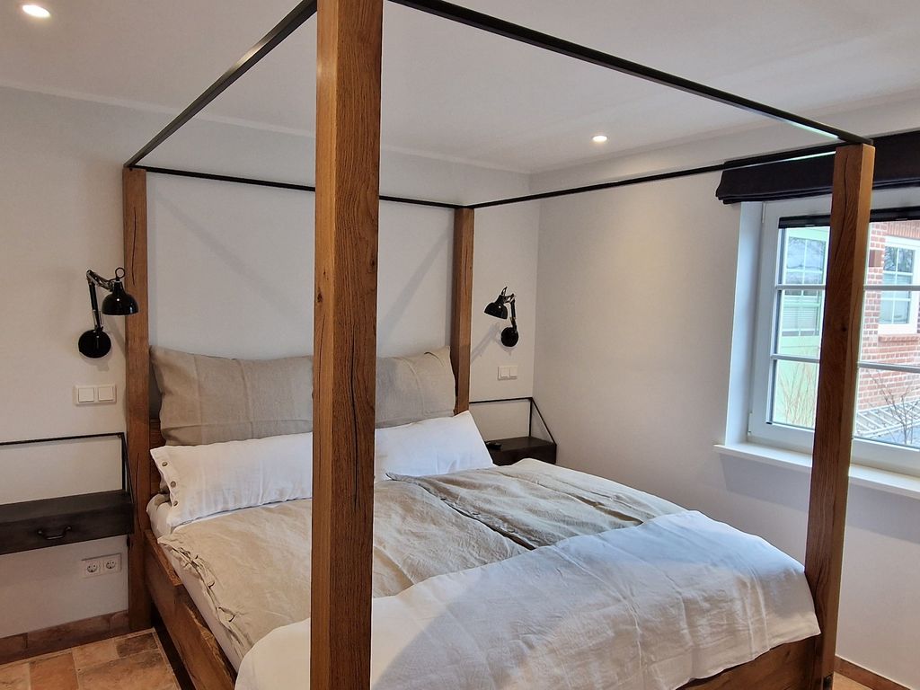 Großes französisches Bett mit Himmel