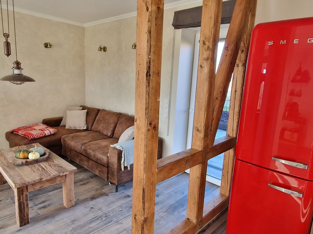 Sitzbereich mit offenliegenden Holzbalken