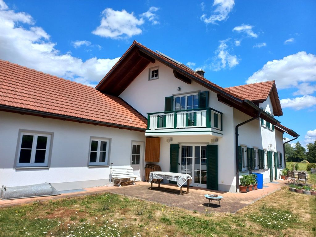 Hausansicht mit Balkon der Ferienwohnung
