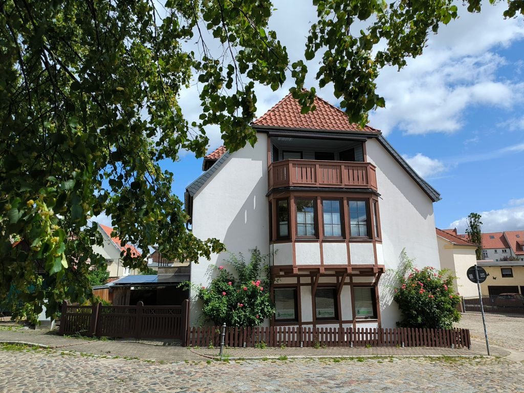 Außenansicht - Giebel zum Mühlenteich mit Balkon und Einfahrt zum Parkplatz