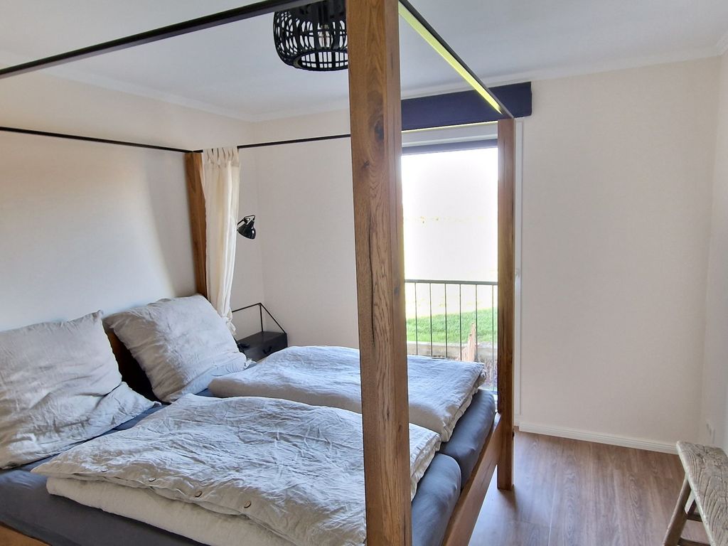 Schlafzimmer mit Rahmenbett