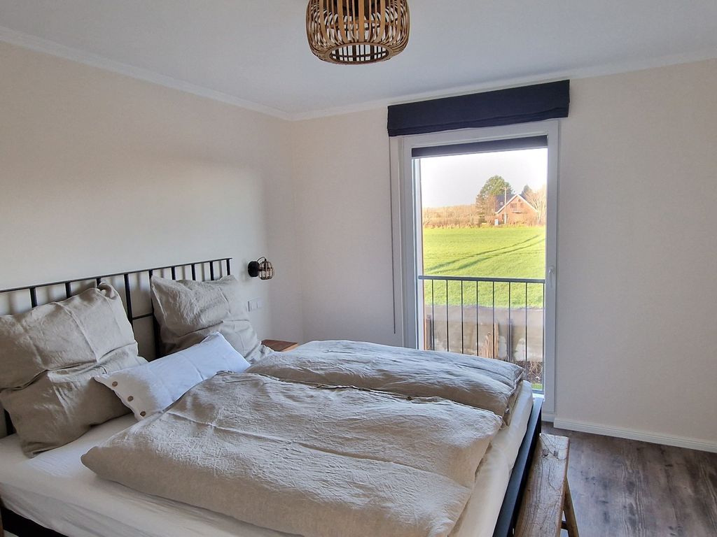 Schlafzimmer mit Ausblick und TV