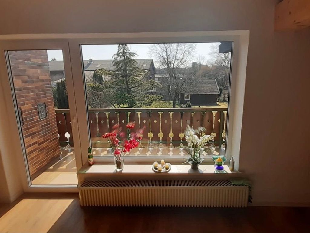 Blick vom Wohnzimmer auf den Balkon