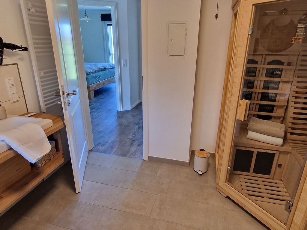 Badezimmer mit Infrarotkabine im Obergeschoss