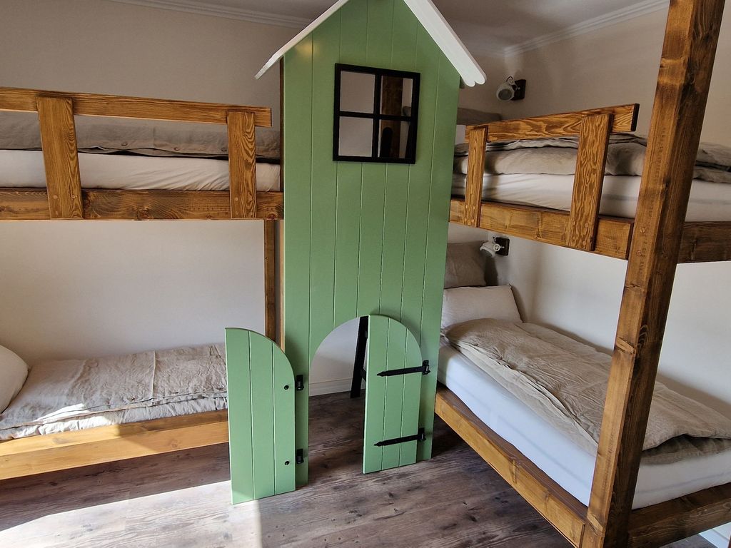 Schlafzimmer mit 2 Etagenbetten und Spielturm