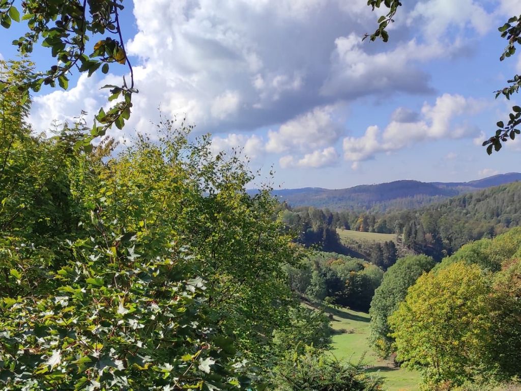 Blick vom Gebäude in die Berge