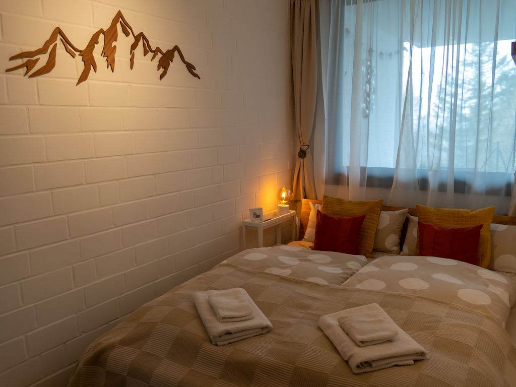Doppelbett und Smart TV im Schlafzimmer