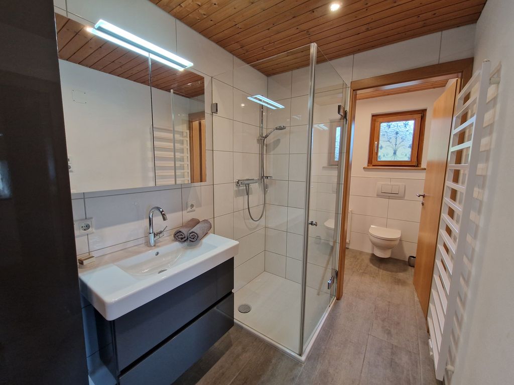 Badezimmer mit Dusche und separatem WC