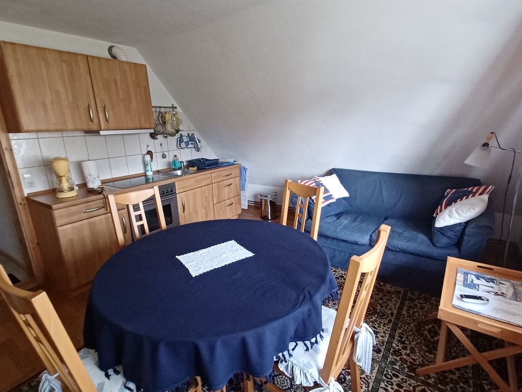 offenes Wohnzimmer mit Küchenzeile