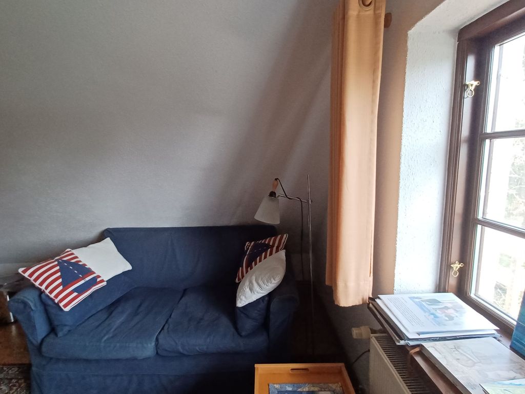 Wohnzimmer mit kleiner Couch