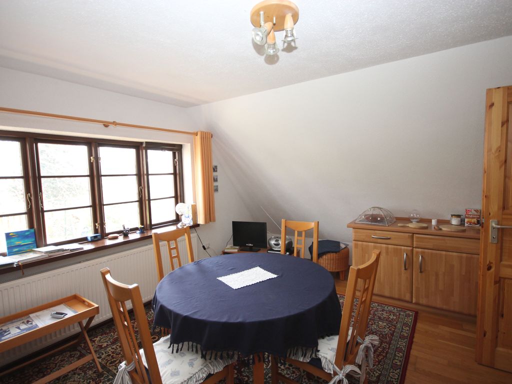 offenes Wohnzimmer mit TV