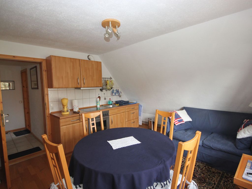 offenes Wohnzimmer mit Küchenzeile und Esstisch