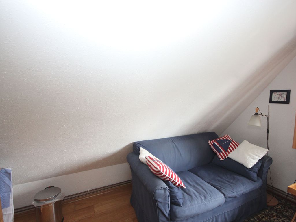 Wohnzimmer mit kleiner Couch