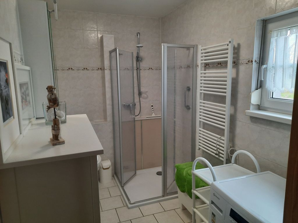 Badezimmer mit Dusche