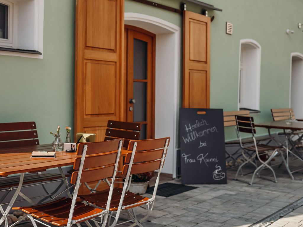Sitzmöglichkeiten im Außenbereich des Cafés