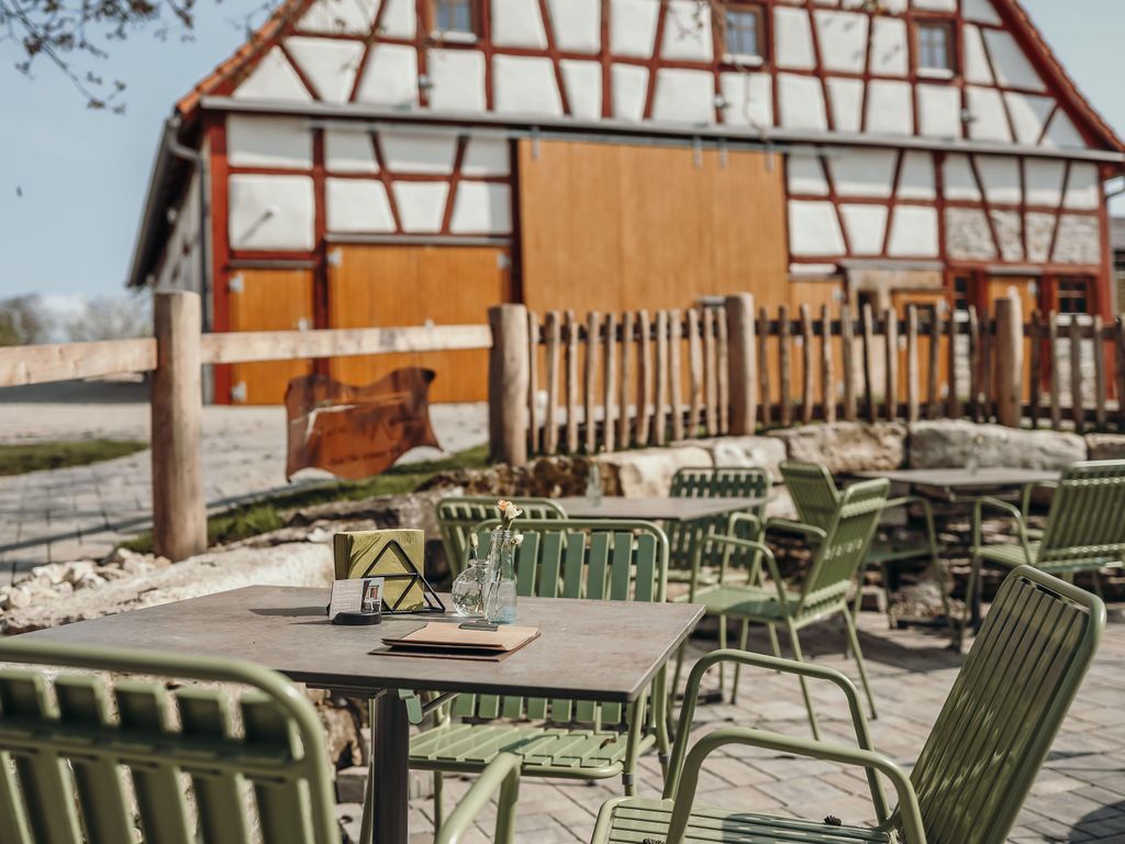 Sitzmöglichkeiten im Außenbereich des Cafés