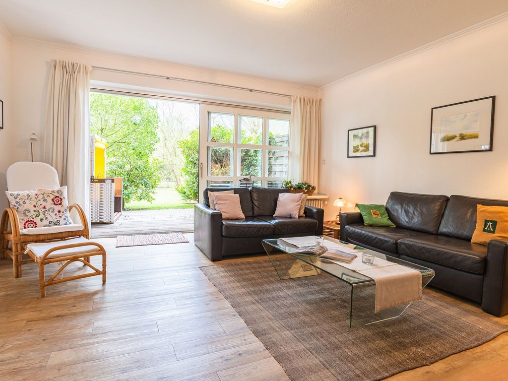 Blick in das helle Wohnzimmer mit Terrassenausgang