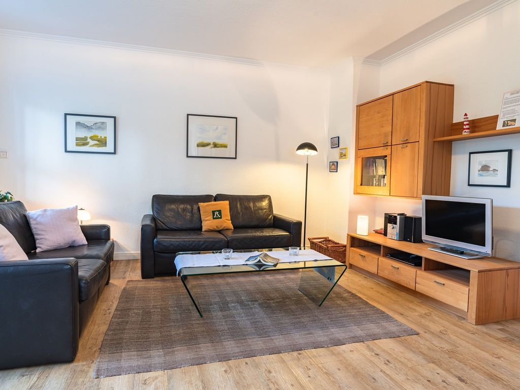 Gemütlicher Wohnbereich mit Flat-TV