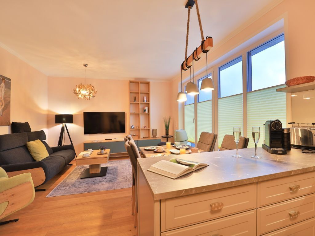 Weiße Villen Whg. 30 Penthouse - Blick von der Küche auf den Wohn-/ Essbereich
