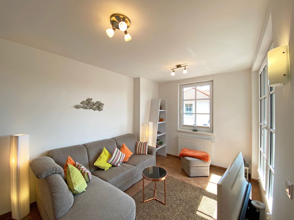 Wohnzimmer mit gemütlicher Couch