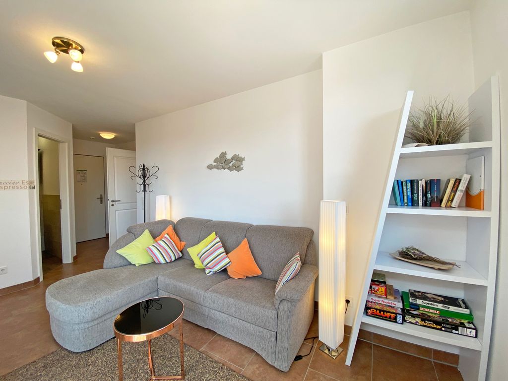 Wohnzimmer mit Bücherregal