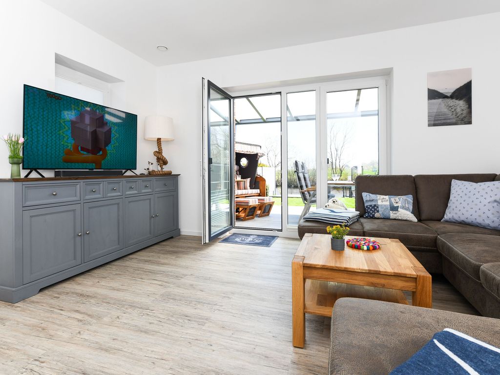 Wohnzimmer mit Essplatz und integrierter Küche