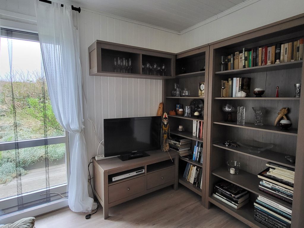 Wohnzimmer mit TV und Zugang zur Terrasse