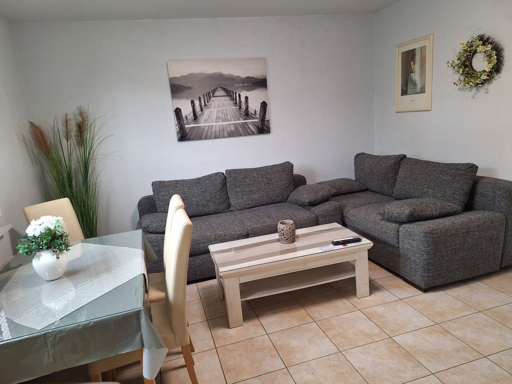 Wohnzimmer mit zwei Schlafsofas