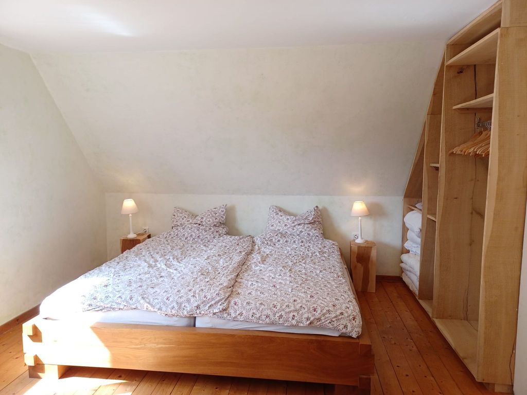 Gemütliche Doppelbett im großem Schlafzimmer mit 2 Alkovenbetten für Kinder bis 12 Jahren