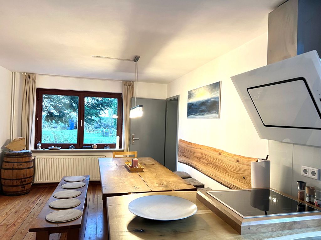 Essbereich mit Naturholzbank und Tisch