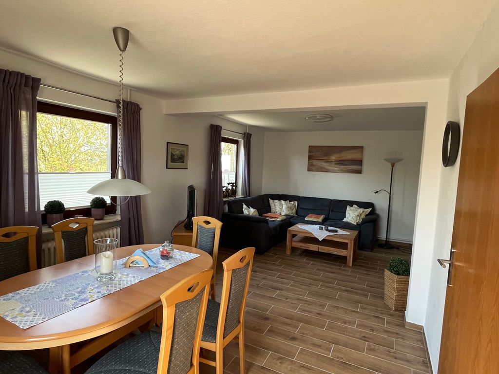 Wohnzimmer mit Esstisch für 6 Personen