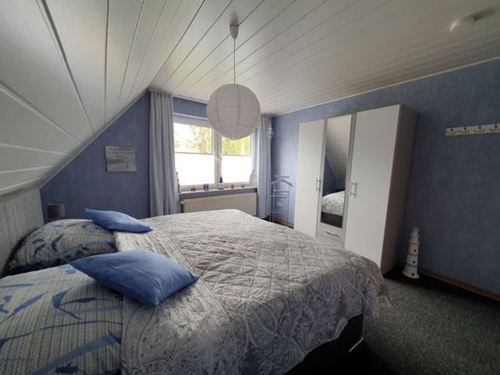 Ferienwohnung im Fehnland - Schlafzimmer mit Kleiderschrank