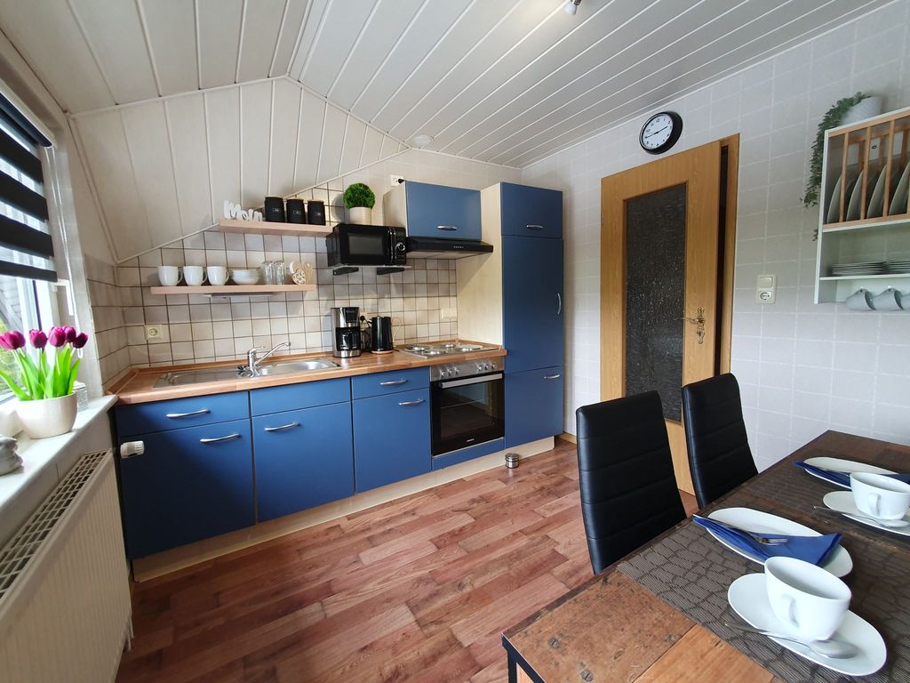 Ferienwohnung im Fehnland - Küchenzeile mit Essecke