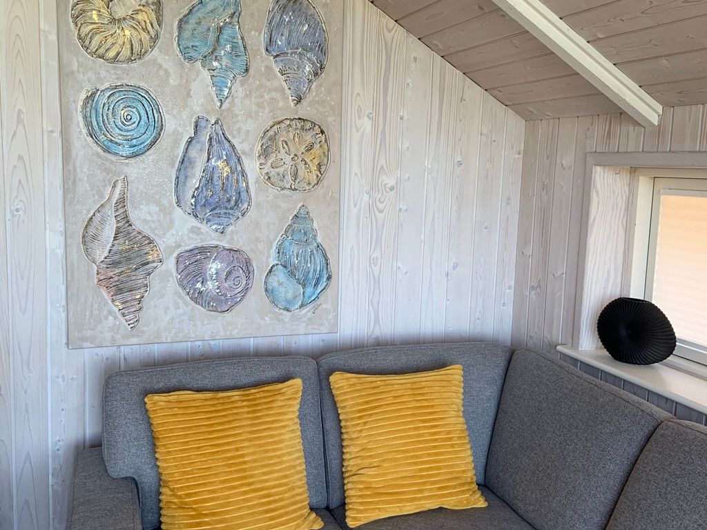 Gemütliches Wohnzimmer mit Kaminofen und großer Couch