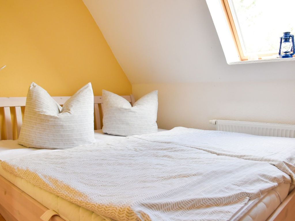 Doppelbett unter dem Dachfensterm im 1. OG
